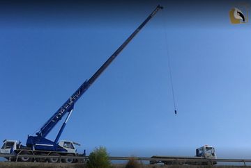 Grúas C. Lorente e Hijos grua y plataforma en una carretera